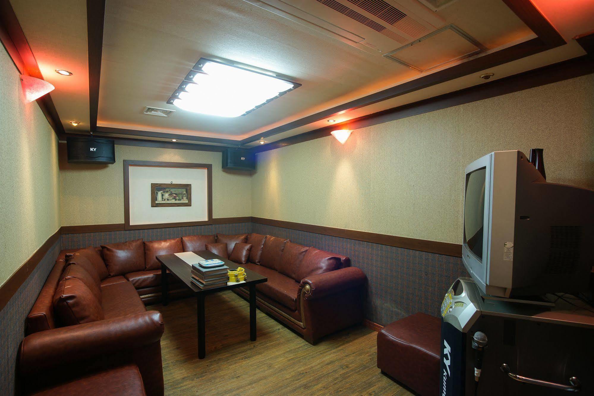 ยูทีเอส กอล์ฟ วิลเลจ Hotel เมืองเชจู ภายนอก รูปภาพ