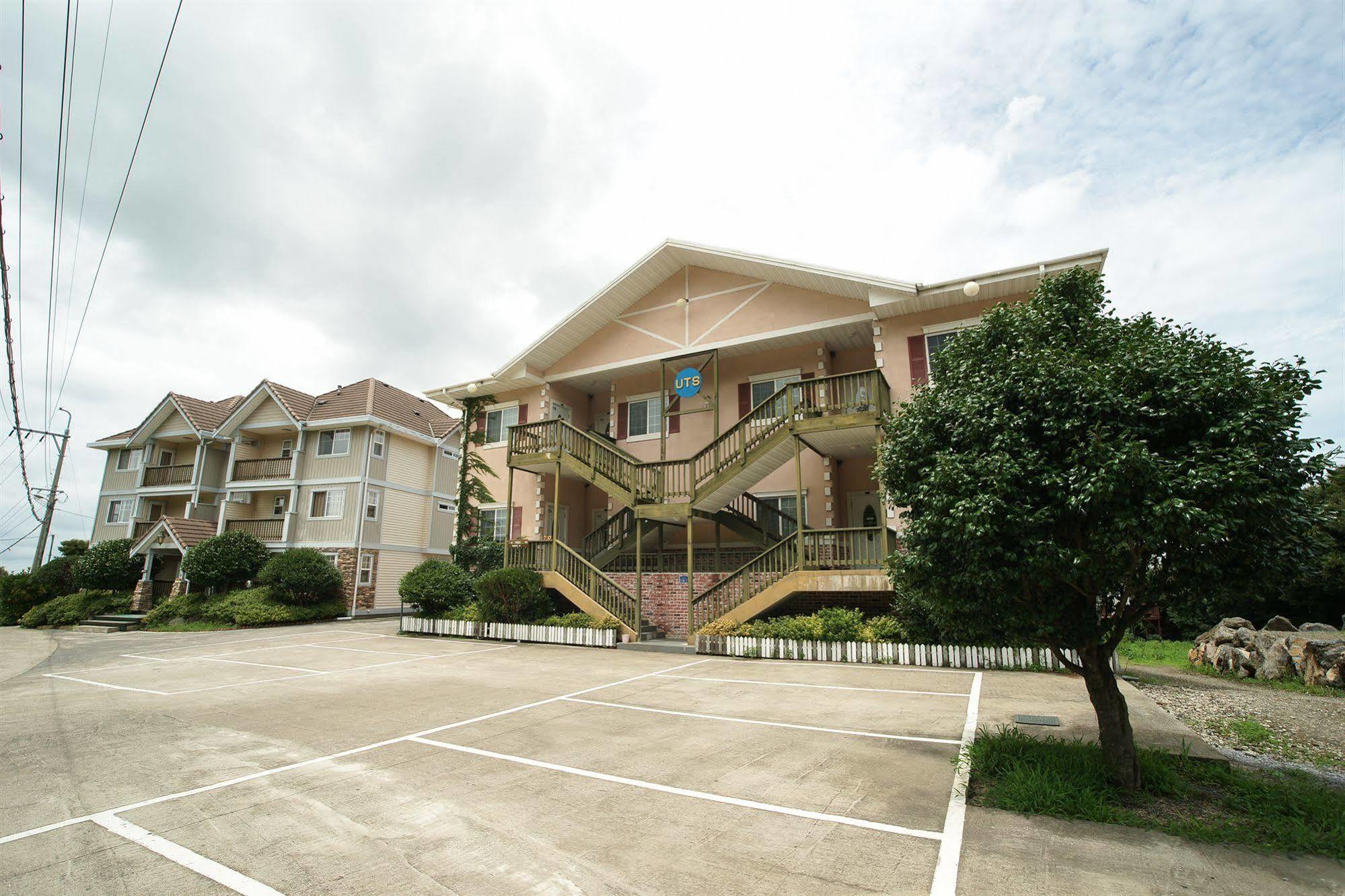 ยูทีเอส กอล์ฟ วิลเลจ Hotel เมืองเชจู ภายนอก รูปภาพ