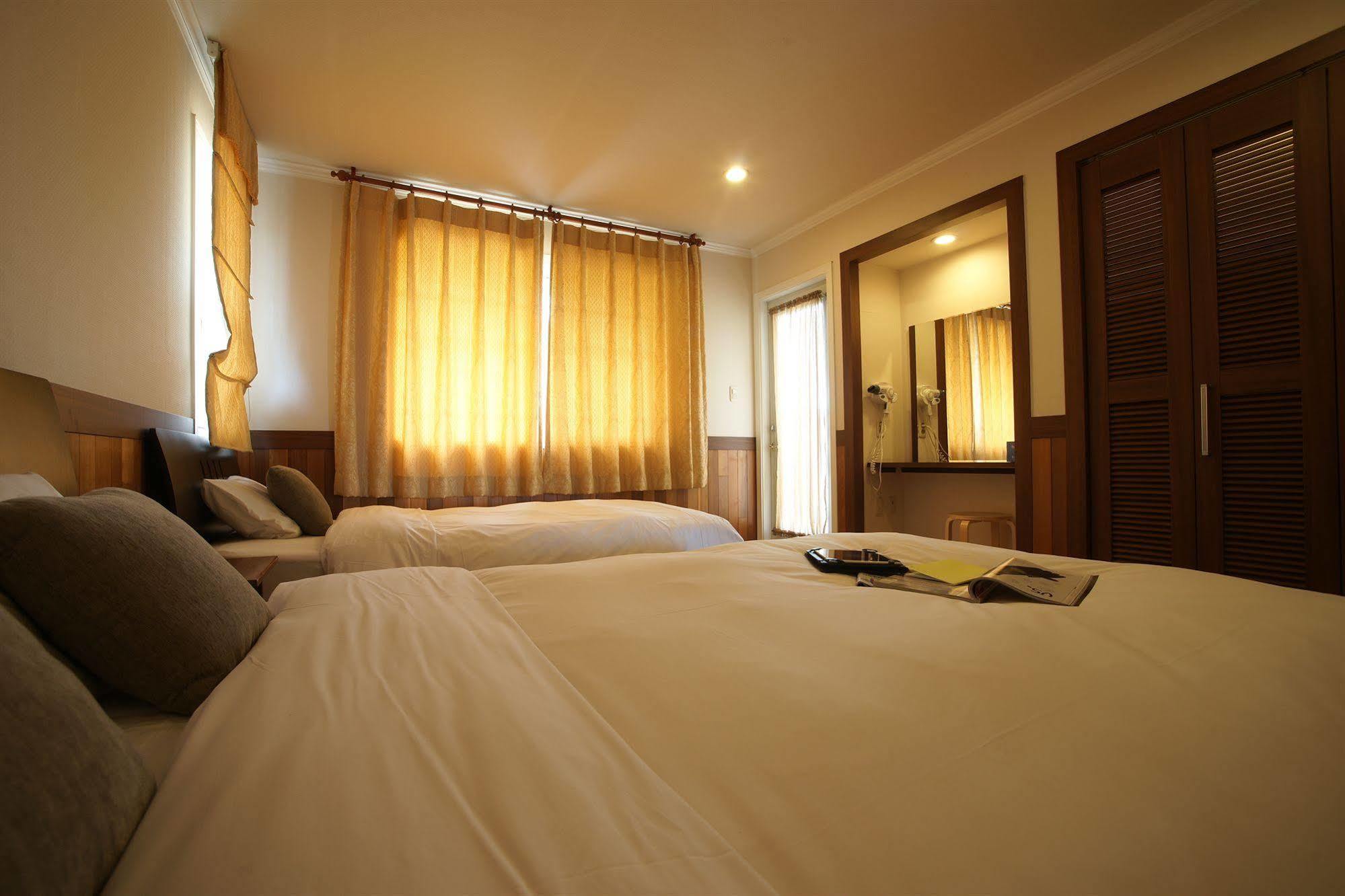 ยูทีเอส กอล์ฟ วิลเลจ Hotel เมืองเชจู ภายนอก รูปภาพ